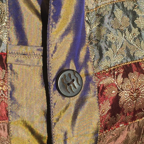 Cotton and silk floral embroidered iridescent jacket with wooden buttons - Picture 4 of 5